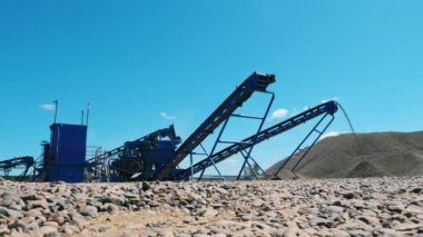 Makine ve çakıl ile şantiye