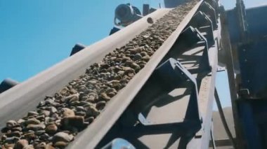 Moloz ile taşıyıcı kemer boyunca hareket eden