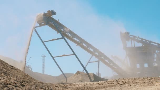 Гравий льется из трубопровода промышленной машины — стоковое видео