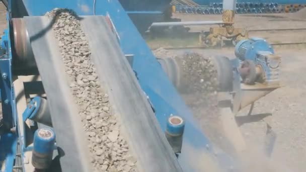 Bewegende transporteur van een Rubble-kraken mechanisme — Stockvideo