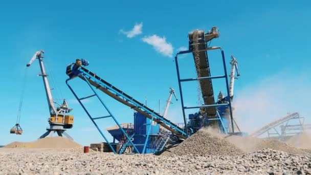 Çakıl endüstriyel makine tarafından zemin alıyor — Stok video