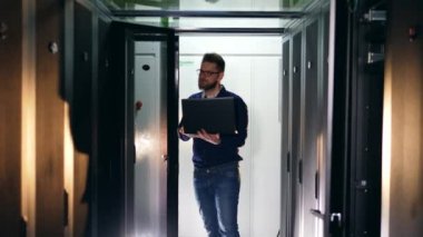 Üniteleri gözlemleyerek bir Bt uzmanı ile sunucu odası