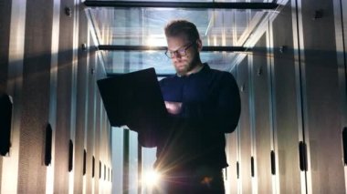 Bu gözlük mühendisi destek bir sunucu odasında bir dizüstü bilgisayar işletim