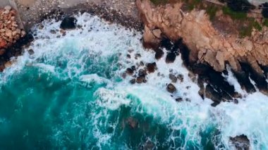 Yüksek kayalıklara sıçrayan büyük dalgalar.