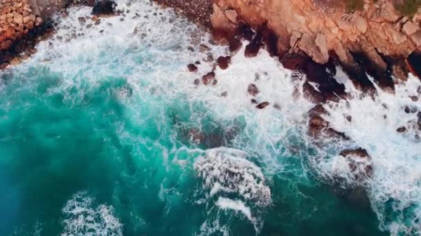 Olas marinas golpeando contra acantilados. Paisaje marino épico . — Vídeos de Stock