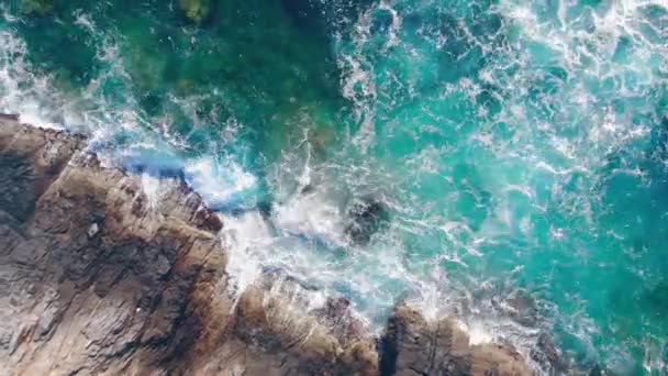 Zee golven verslaan op kliffen op een rotsachtige kust. — Stockvideo