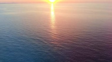 Yunanistan'da mavi deniz üzerinde gün batımı. Epik deniz manzarası.