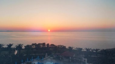 Gün batımı arka plan üzerinde bir tatil havuz alanı.