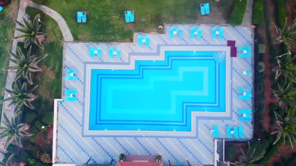 Groot zwembad met ligstoelen in een resort. — Stockvideo