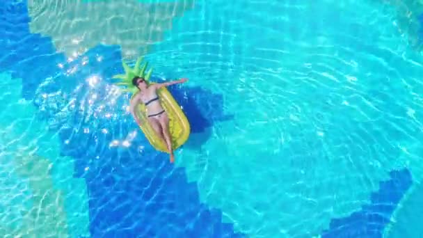 Női turista nyugszik felfújható gumigyűrű egy medencében. A nyári szabadságolási koncepció. — Stock videók