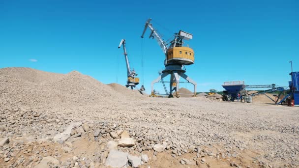 Los cargadores están reubicando escombros del suelo — Vídeo de stock