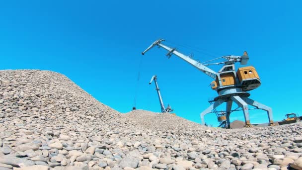 Los vehículos mecánicos transportan grava. Equipo de minería en cantera . — Vídeos de Stock