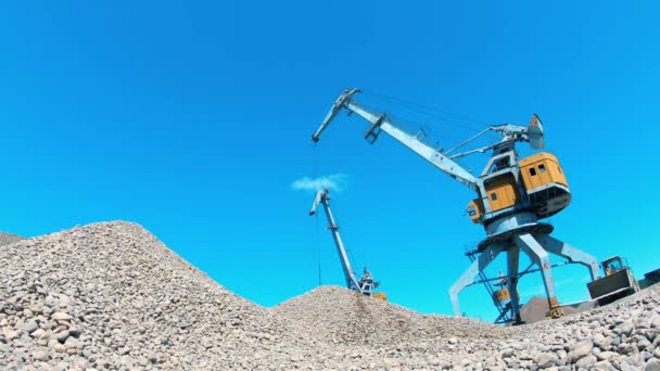 Industrianläggning med spillror blir omplacerade. Flygbild över gruvbrytning. — Stockvideo
