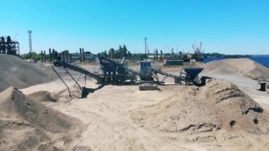 Endüstriyel kompleks çakıl kırıyor. Maden ocağının havadan görünümü.