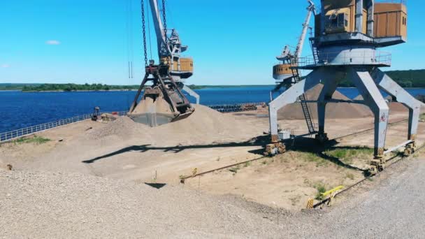 Des décombres sont transportés dans un seau de véhicules. Matériel minier à la carrière — Video