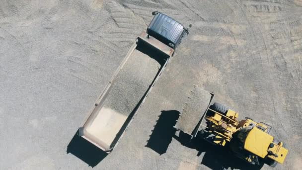 Tractor zet grind in de achterkant van de truck in een Top View — Stockvideo