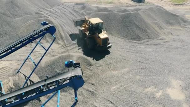 Bagger rollt über das Industriegelände — Stockvideo