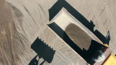 Çakıl ile dolu olan kamyonun arka üst görünümü