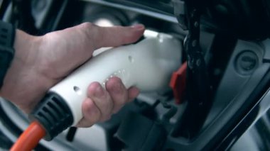 Erkek el bir elektrik yakıt meme kaldırıyor