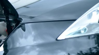 Elektroarabalar yüklü soket ve kaput