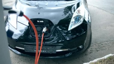 Elektrikli makine şarj oluyor