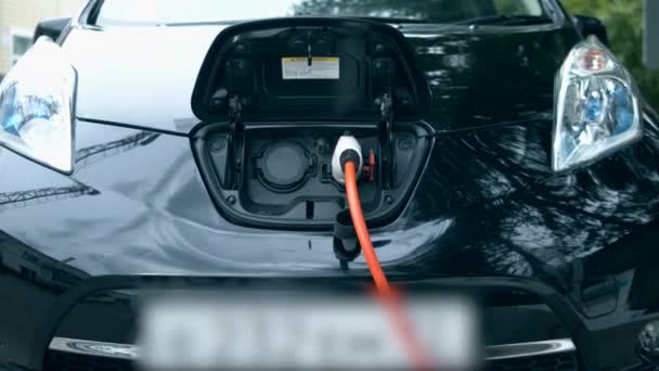 Electrocar está siendo recargado — Vídeo de stock