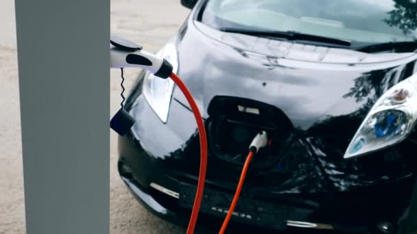 Electrocar está siendo repostado con electricidad — Vídeos de Stock