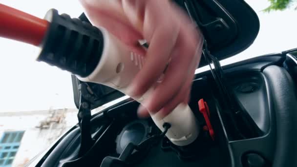 La recharge électrique d'une automobile est arrêtée — Video