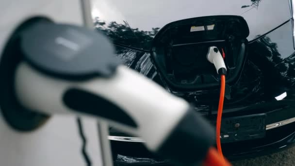 Electromobile în timpul procesului de reîncărcare — Videoclip de stoc