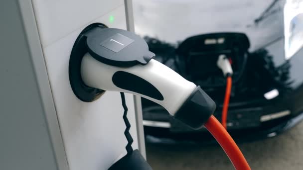 Entladedüse lädt das Elektromobil auf — Stockvideo