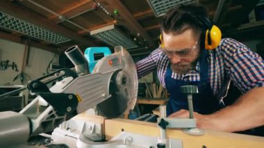 Adam bir doğrama bir testere tezgah ile ahşap testere.