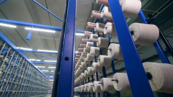 Plante à vêtements avec des bobines se dérouler. Usine textile moderne . — Video