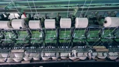 Dikiş bobinleri üzerinde beyaz iplikleri ile endüstriyel makine. Tekstil fabrikası tesisi.