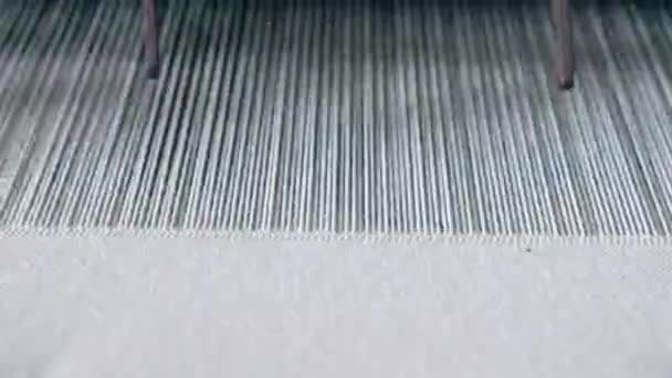 Processo de costura realizado mecanicamente por equipamentos de fábrica têxteis modernos . — Vídeo de Stock