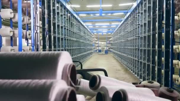 Unité d'usine de vêtements avec métiers à tisser — Video