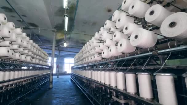 Fabbrica tessile moderna. Unità industriale con un sacco di bobine per cucire girevoli — Video Stock