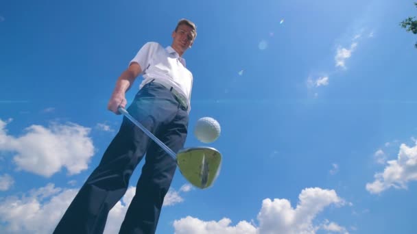 Мяч для гольфа жонглируется человеком — стоковое видео