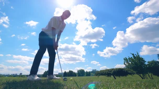 Golf bana med en man starkt slående bollen — Stockvideo