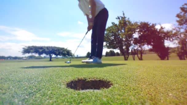 Úspěšný golfový švih v držení mužského hráče — Stock video