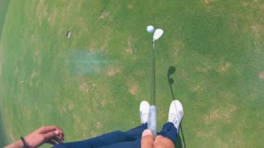 Golf kulübü ile hokkabazlık alan bir topun birinci şahıs görünümü