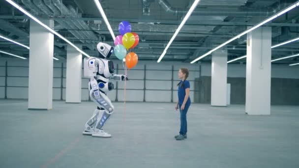 Witte Cyborg ballonnen geven aan een meisje, zijaanzicht. — Stockvideo