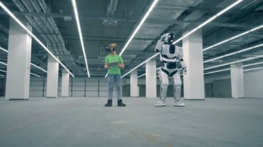 Bir öğrenci cyborg kontrol ederken Vr ekipmanları ile çalışır, yakın çekim.