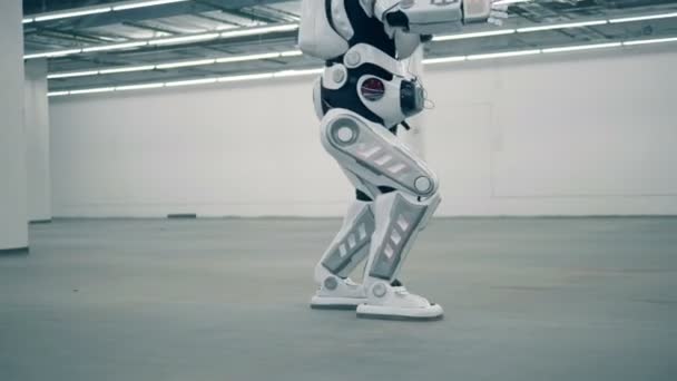 Droid går baklänges, dansa, närbild. — Stockvideo