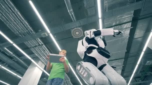 Droid e menino caminham em um quarto, vista inferior . — Vídeo de Stock