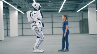 Bir droid ve bir kız el değen, yan görünüm.