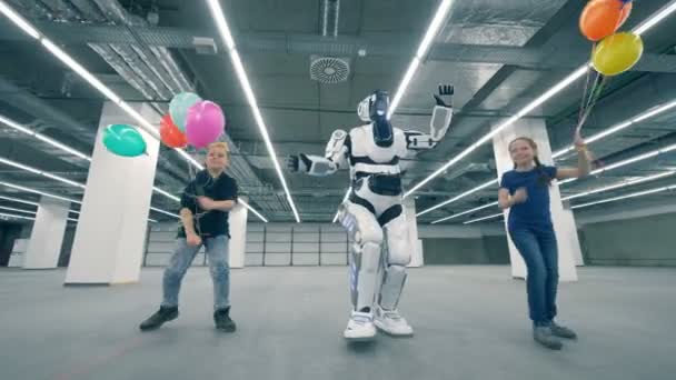 Kids with balloons dancing with a droid, close up. School kid, education, science class concept. — Stock Video