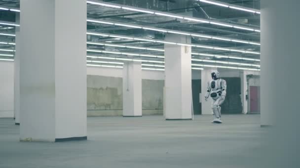Un robot marche dans une pièce, gros plan . — Video
