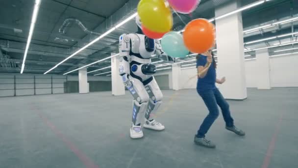 Chica feliz jugando con un robot, de cerca . — Vídeos de Stock