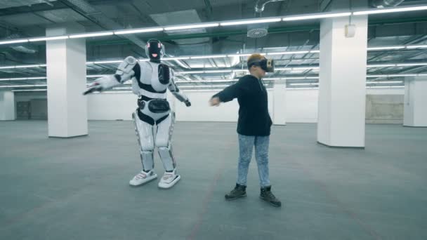 Un niño con gafas VR y un robot estirándose, de cerca . — Vídeos de Stock