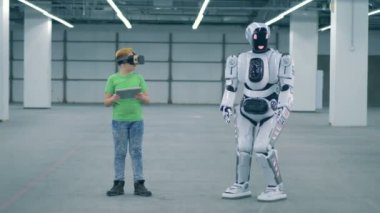 Bir çocuk android ile çalışırken Vr ekipman kullanır, yakın çekim.
